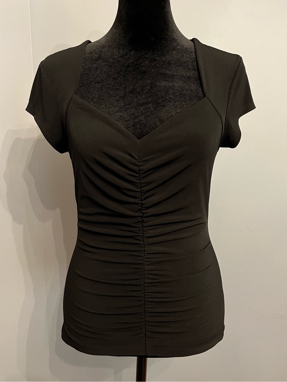 Guess Black Ruched Sweetheart Nexkline Cap-Sleeve Top, size S